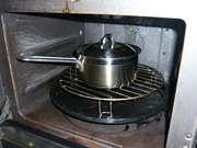 170℃のオーブンで約40分〜1時間蒸し焼きにする。 