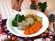 大き目のお皿に付け合せの野菜とお肉をきれいに盛り付け、ソースを添える。